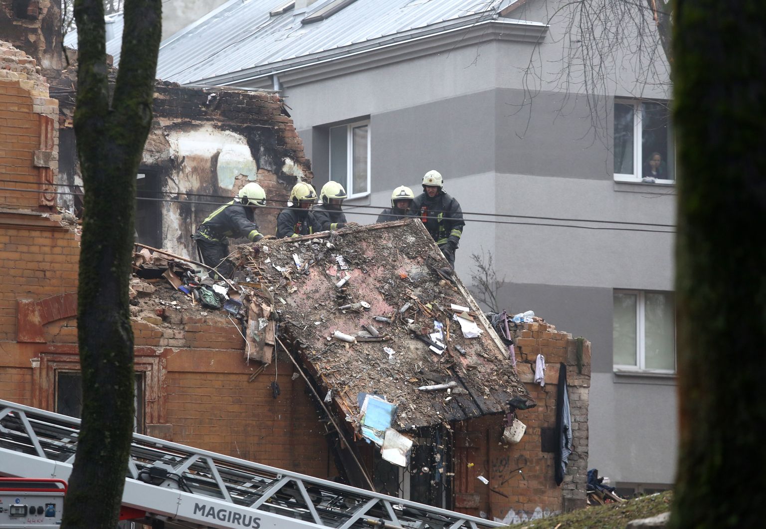Ugunsdzēsēji strādā sprādzienā nopostītās trīsstāvu dzīvojamās mājas daļā Melnsila ielā 2, Āgenskalnā.