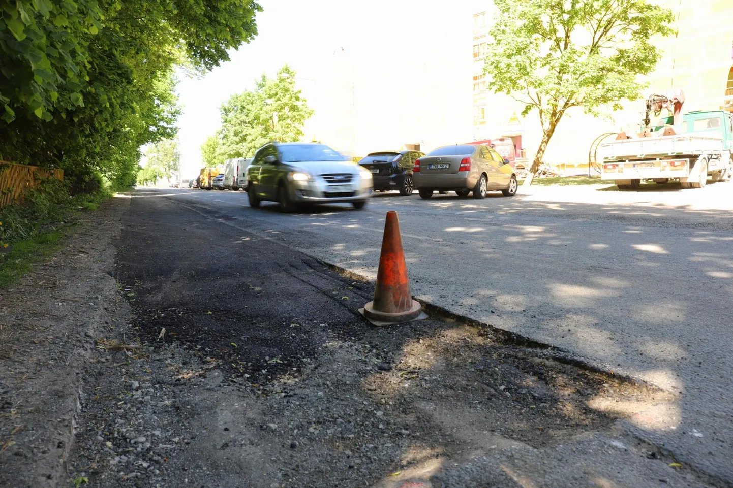 Rakvere Vabaduse tänaval on tee lapitud ribadena.