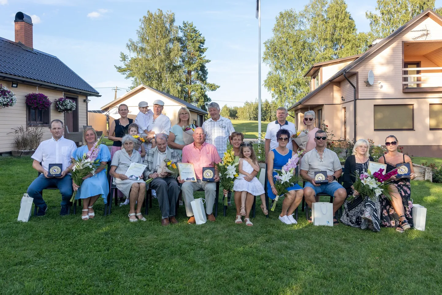 Võru vald tunnustas tänavusi kodude kaunistajaid.