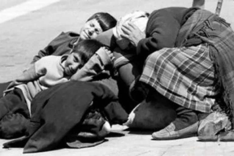 Дети с бабушкой во время погромов в Сумгаите, 25 февраля 1988 года.