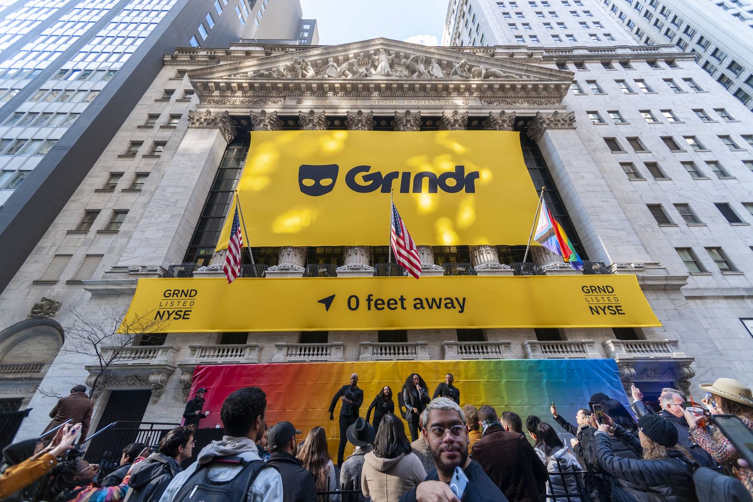 Grindri börsidebüüdi tähistamine New Yorgi börsi ees.