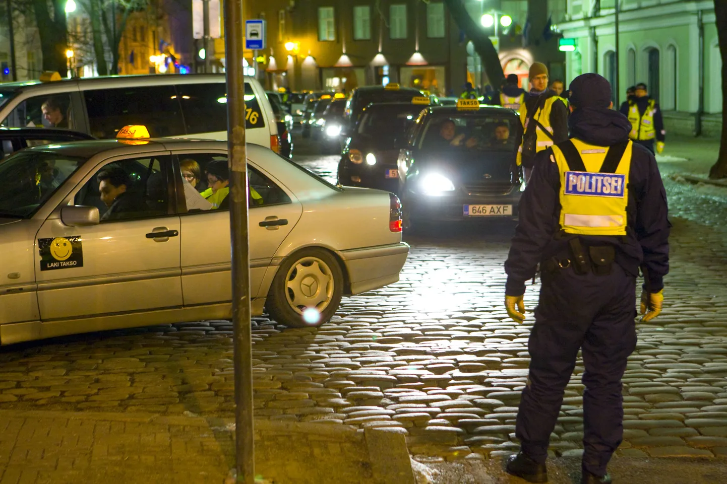 Politsei, munitsipaalpolitsei ning tolli- ja maksuameti ühisreid taksode kontrollimiseks.