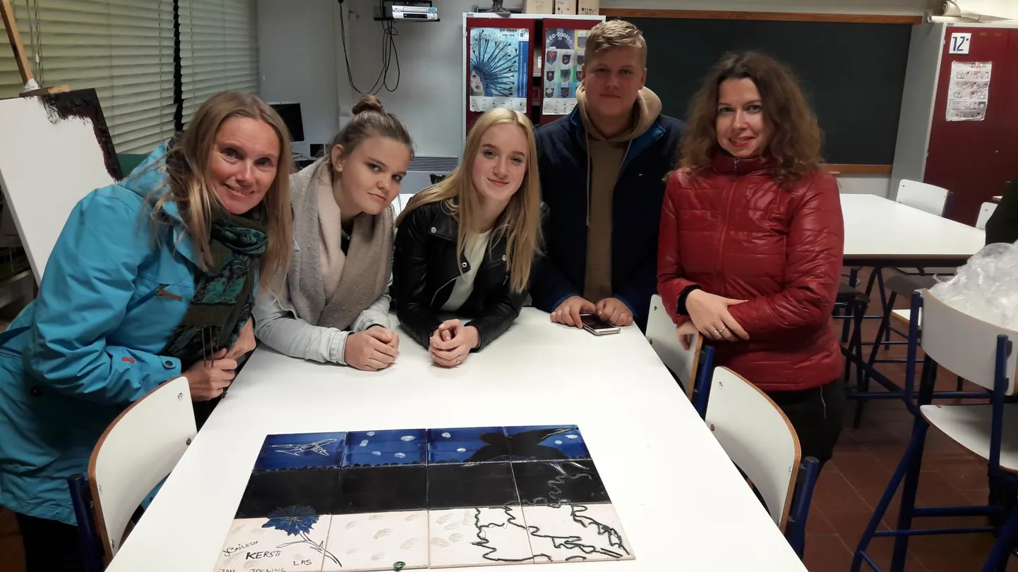 Partnerkoolis valmistati kohaliku kunstiõpetaja käe all Portugali azulejo traditsiooni järgi glasuurplaatidest Eesti-teemaline kunstiteos, mis nüüd ühisgümnaasiumis üles riputatakse.