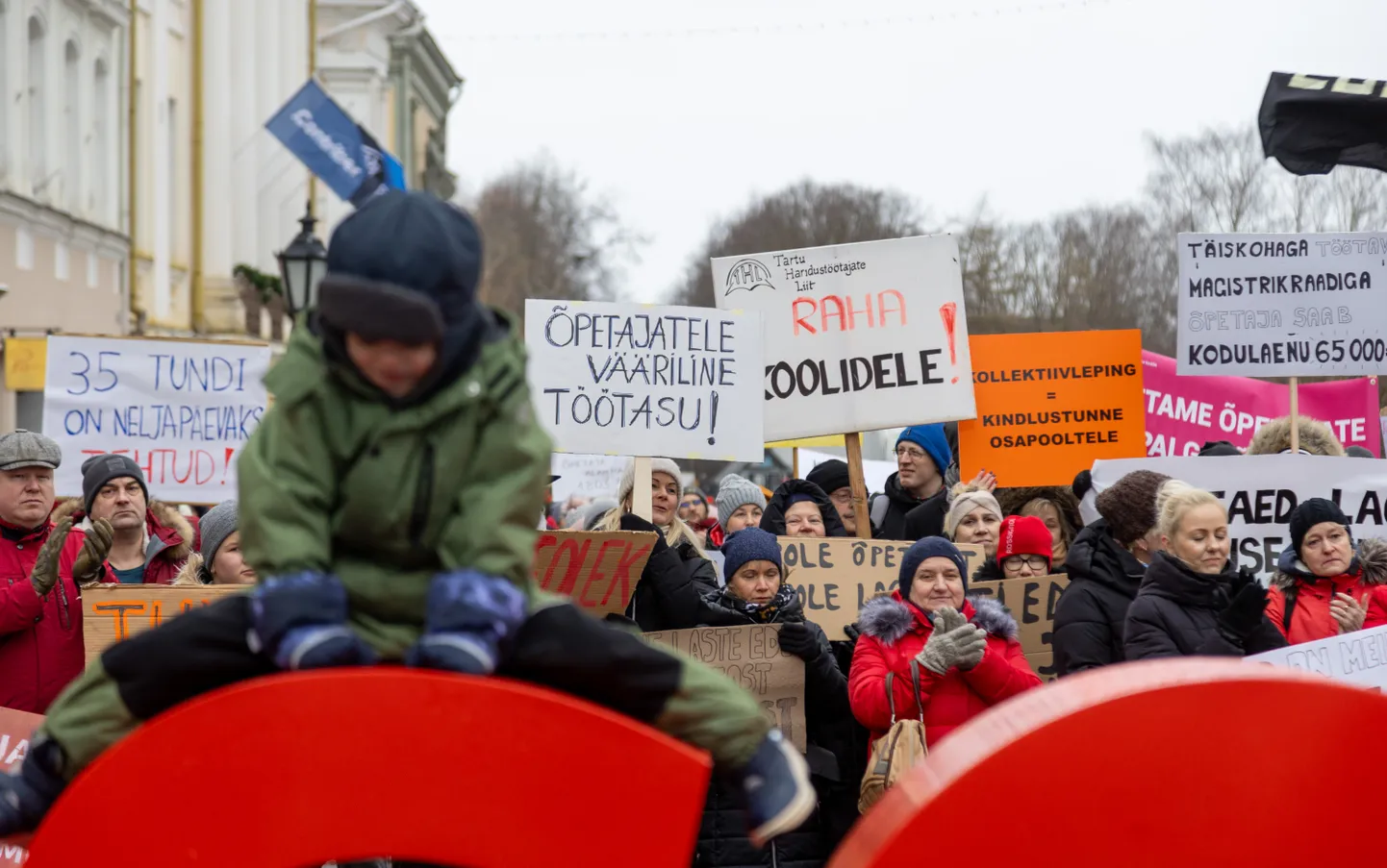 Tartlased avaldavad toetust streikivatele õpetajatele üle Eesti.