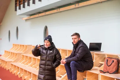 Tammekas kogukonnajuhina tööd alustanud Monica Rand ja klubi tegevjuht Kristjan Tiirik olid samuti esimest korda Männimäe halli kaemas ning esindusmeeskonna trenni vaatamas.