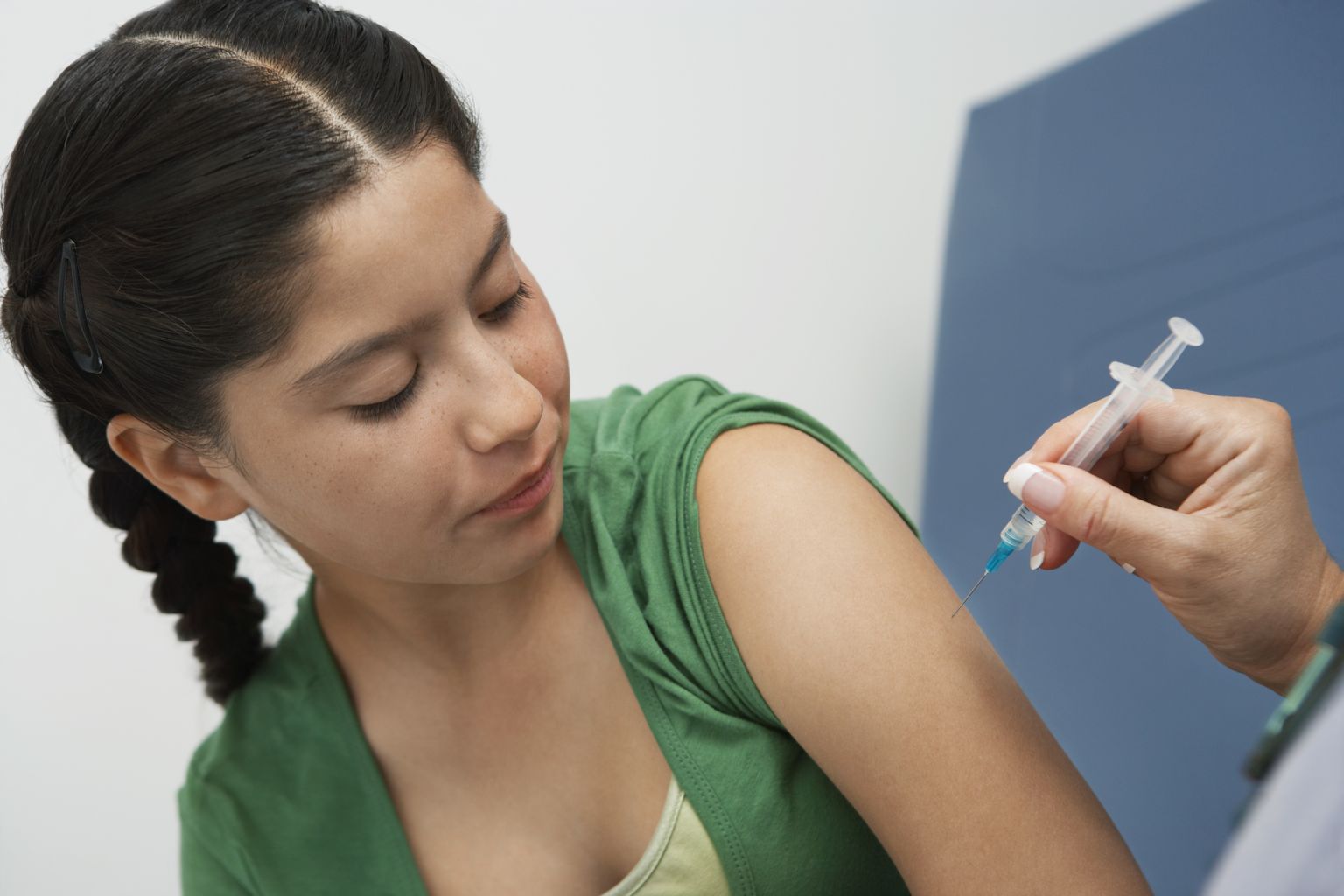 HPV-vaktsiiniga hakatakse järgmisest aastast riiklikult vaktsineerima 12–14-aastaseid tüdrukuid.
