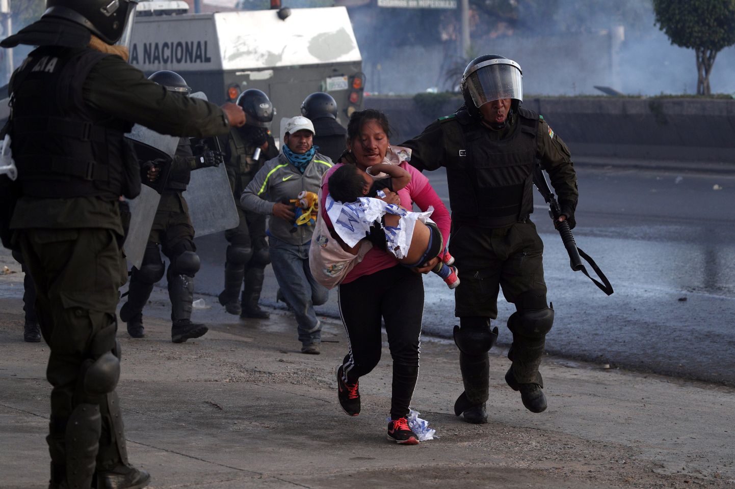 Boliivia politseinik pidamas riigi keskosas Cochabamba lähedal kinni endise presidendi Evo Moralese toetajat.