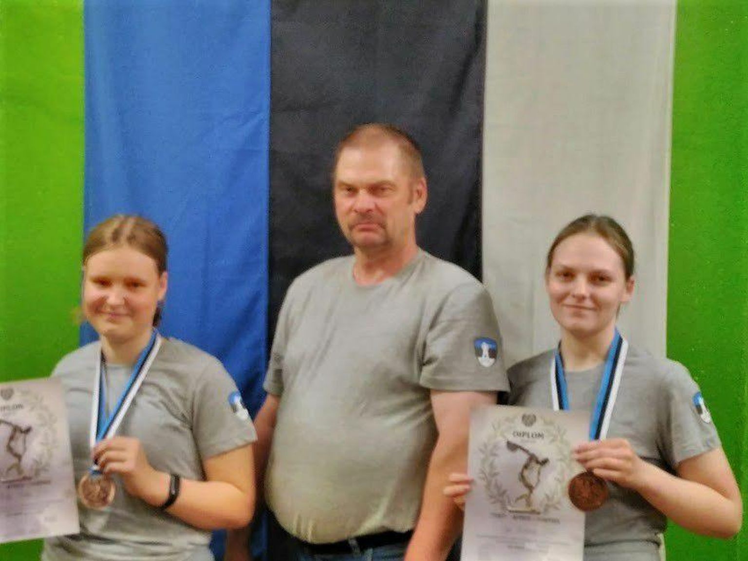 Kaitseliidu meistrivõistlustelt võitsid laskurid Riti Põder (vasakul) ja Ege Orlovski pronksmedali, keskel seisab treener Alar Sakkooli.

Erakogu