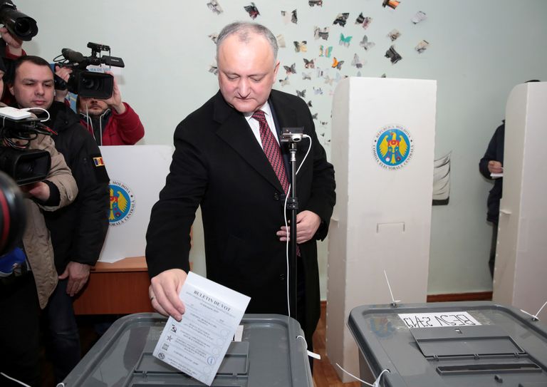 Moldova president Igor Dodon eile hääletamas.