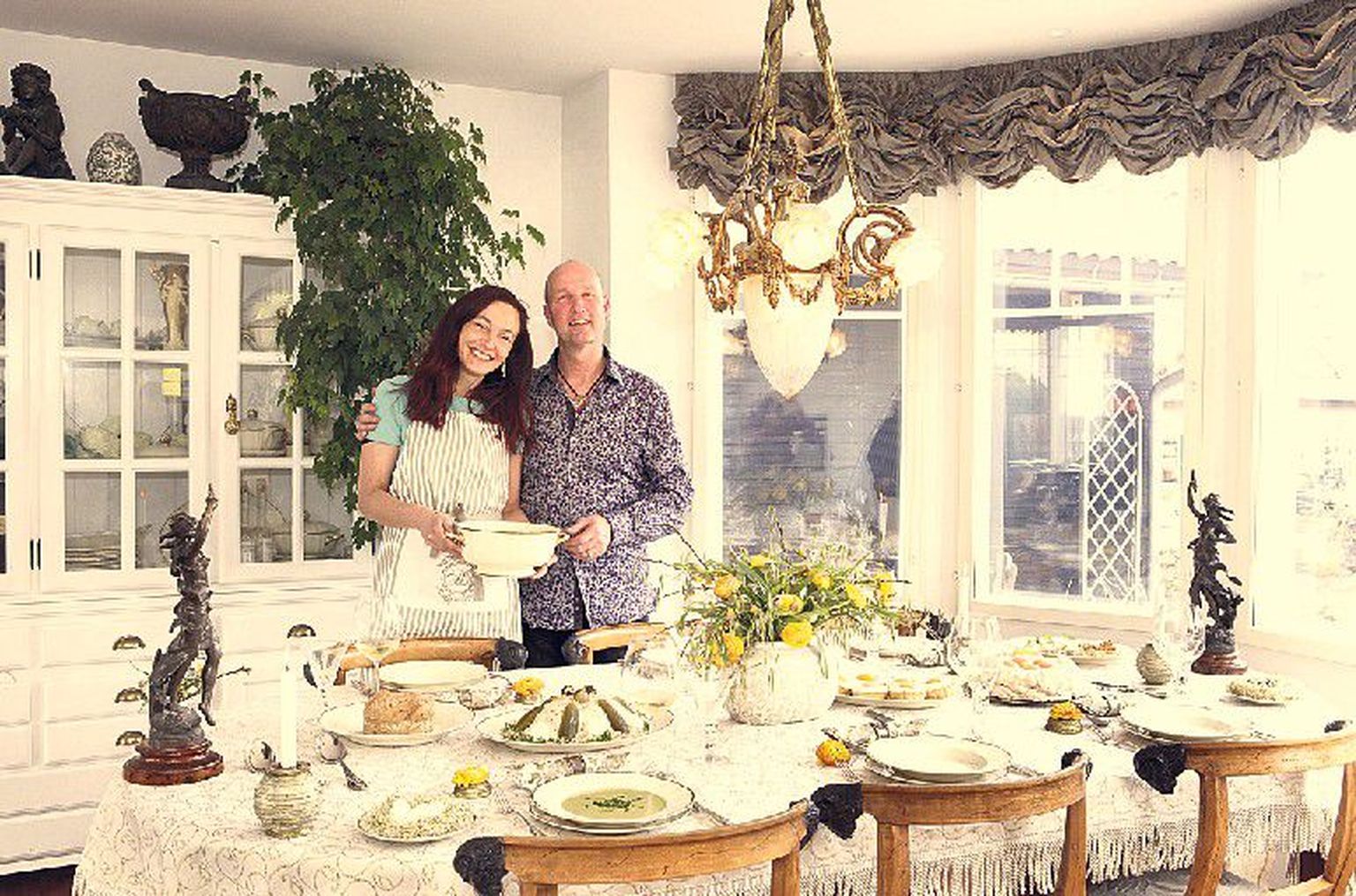 Sparglisuppi pakkumas: 
«Mu naine on fantastiline kokk!» kiidab Peter Boeijkens abikaasa Meritit pühadelaua ääres.