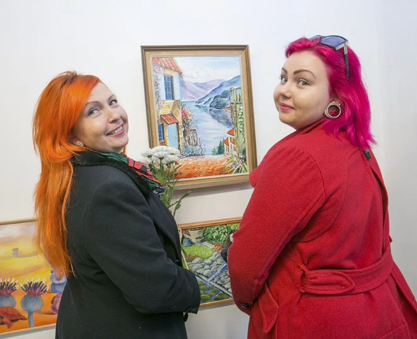 Kunstnikepere Mari Riina Rist (vasakul) ja tütar Maria Emma Rist näituse avamisel.