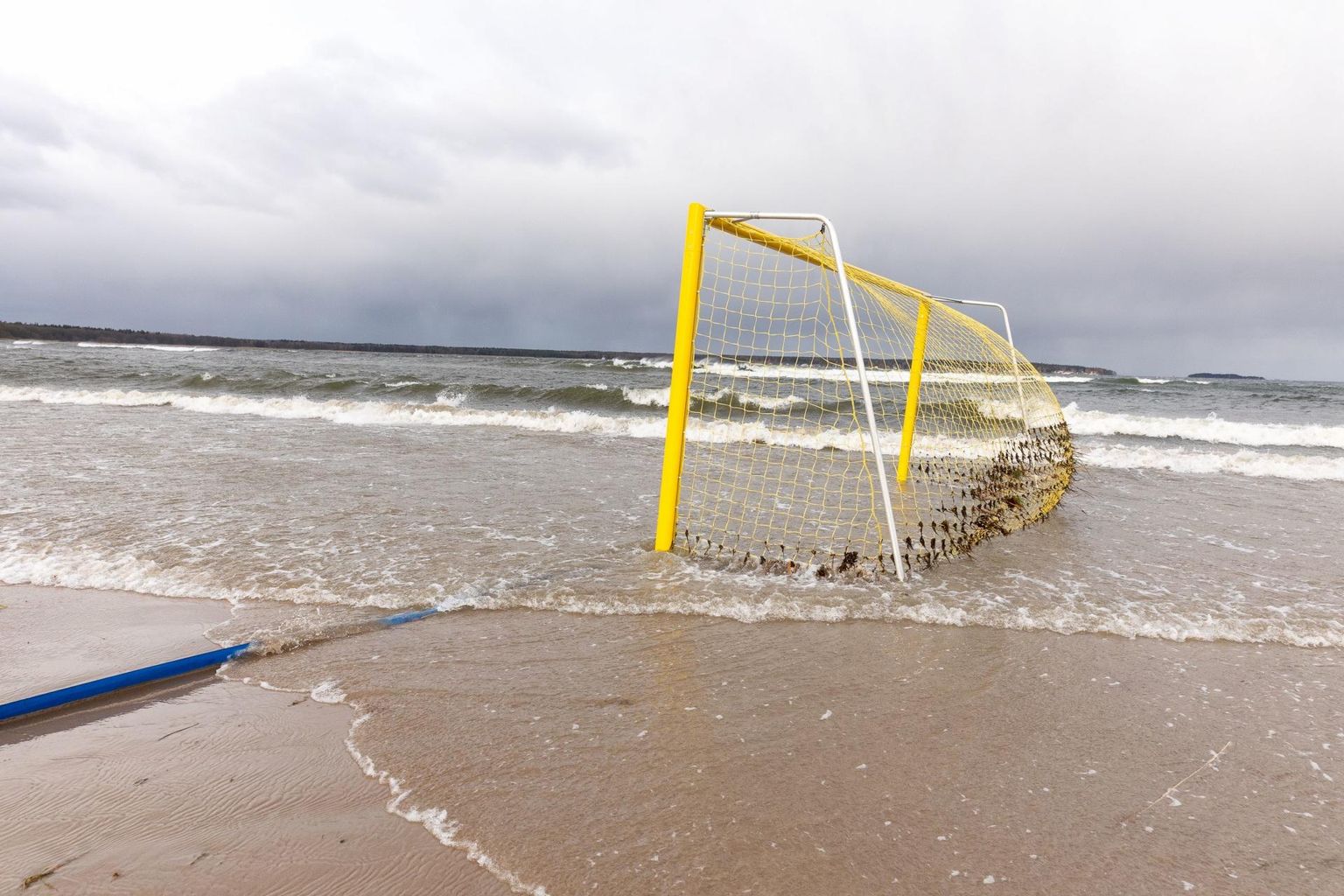 Võsu ranna jalgpalliväljak jäi reede ennelõunal vee alla.