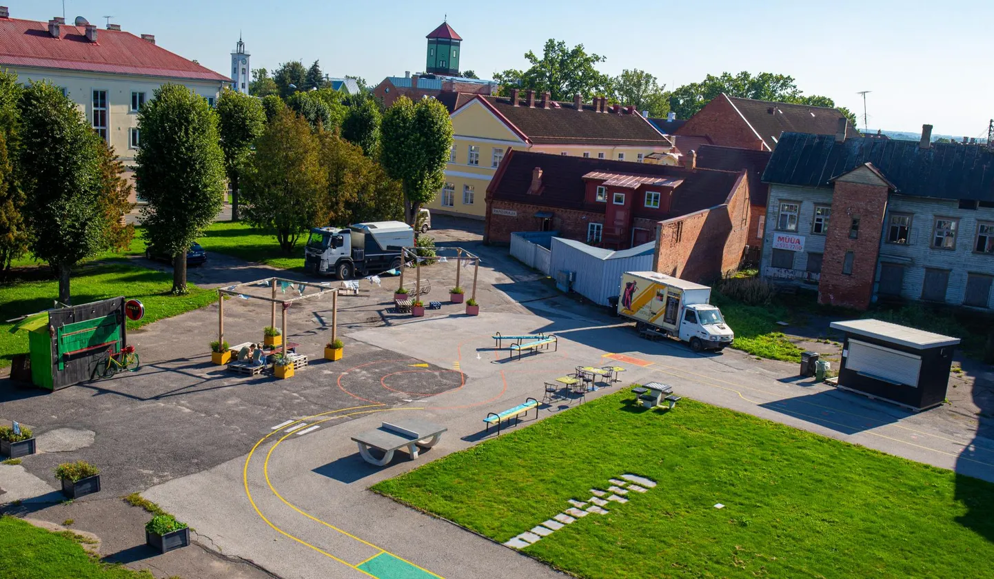 «Seda võib nimetada kakofooniaks kolemaja taustal. Aga sellest võib leida ka mõnusat kogukondlikku ja boheemlaslikku vaibi,» lausus linnakunstnik Kristi Kangilaski Rubiini platsi kohta.