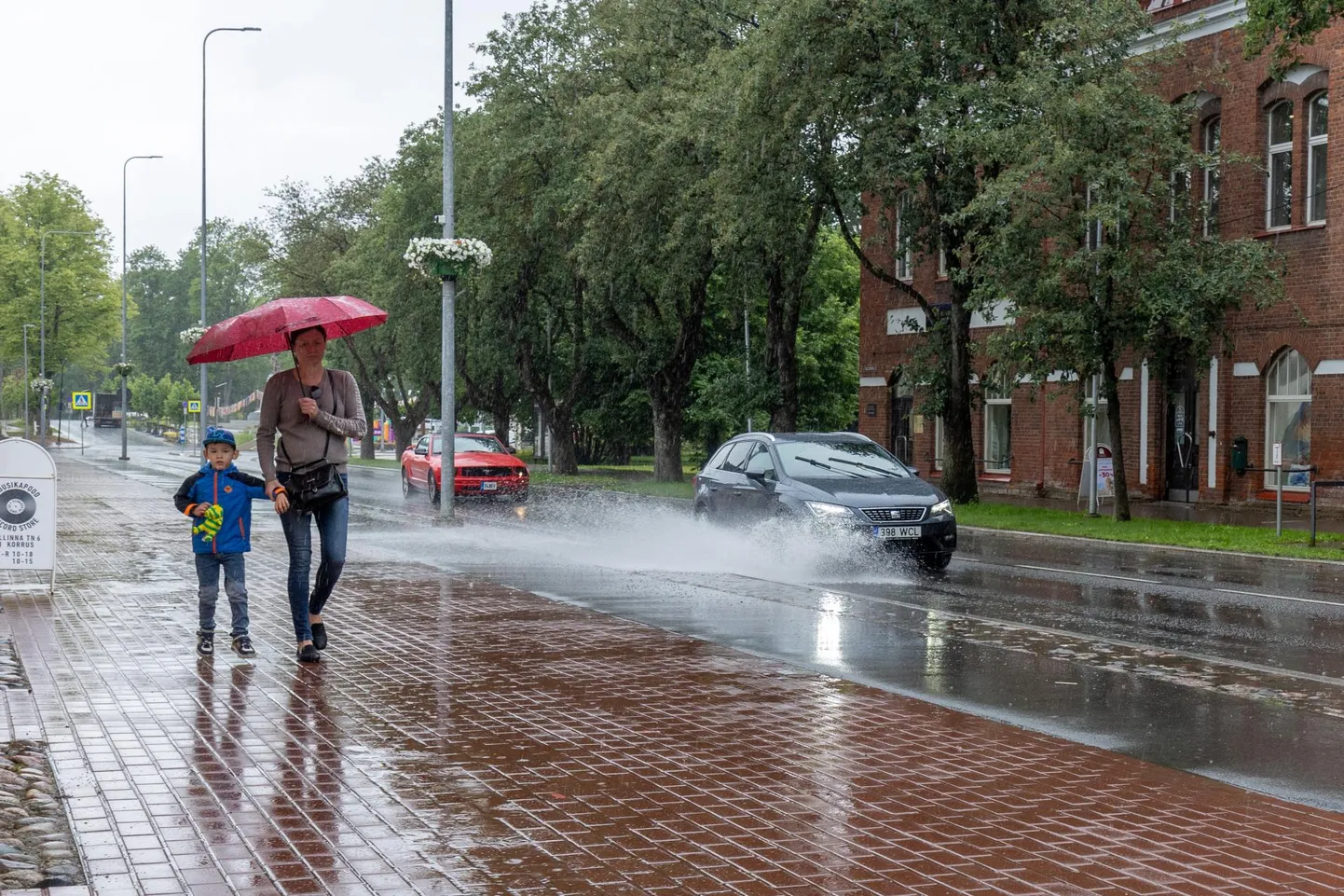 Reedene vihmahoog ujutas tänavaid ja kastis jalakäijaid.