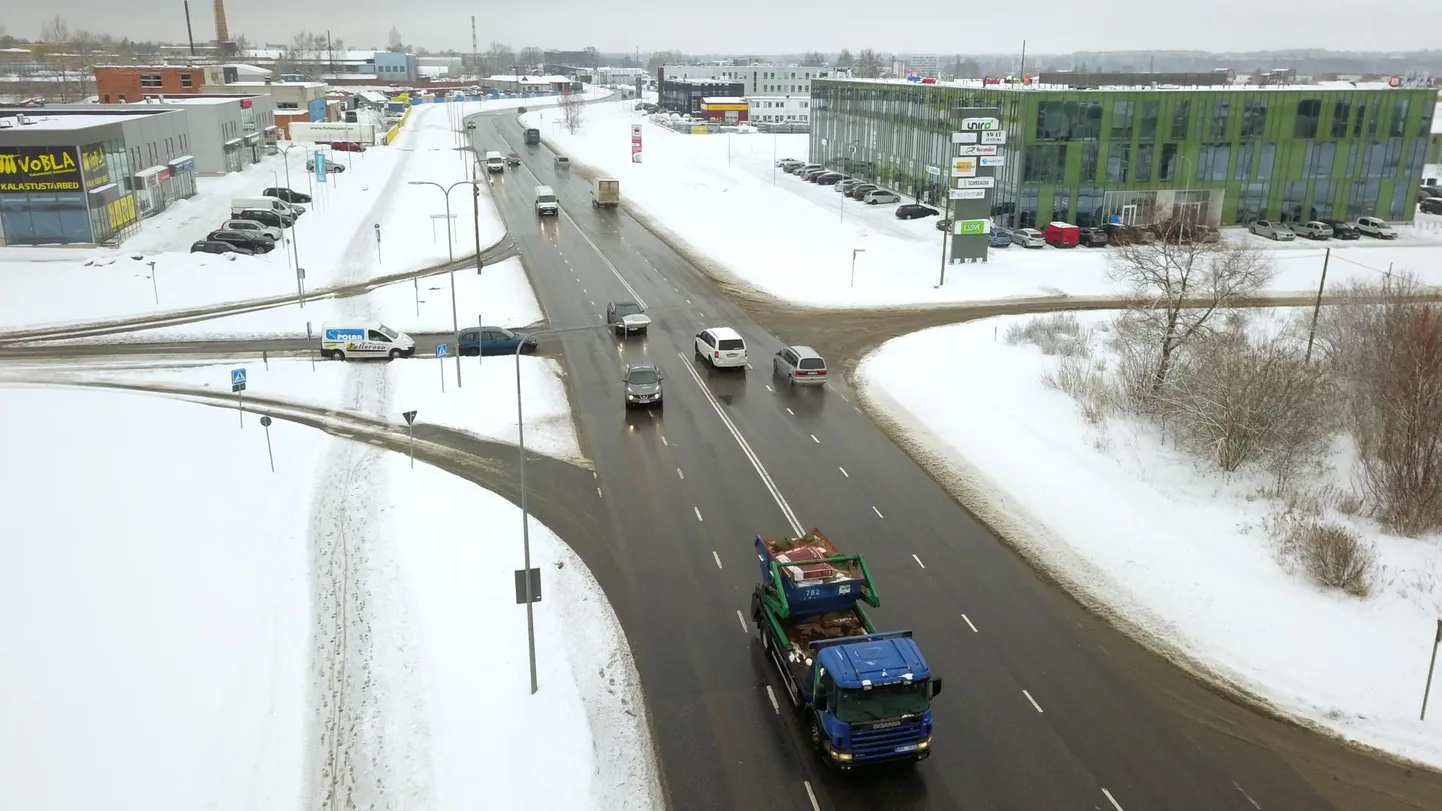 Suure liiklusega Turu tänava ja Ropka tee ristmikule tulevad ümberehtuse käigus bussipeatused ja foorid.