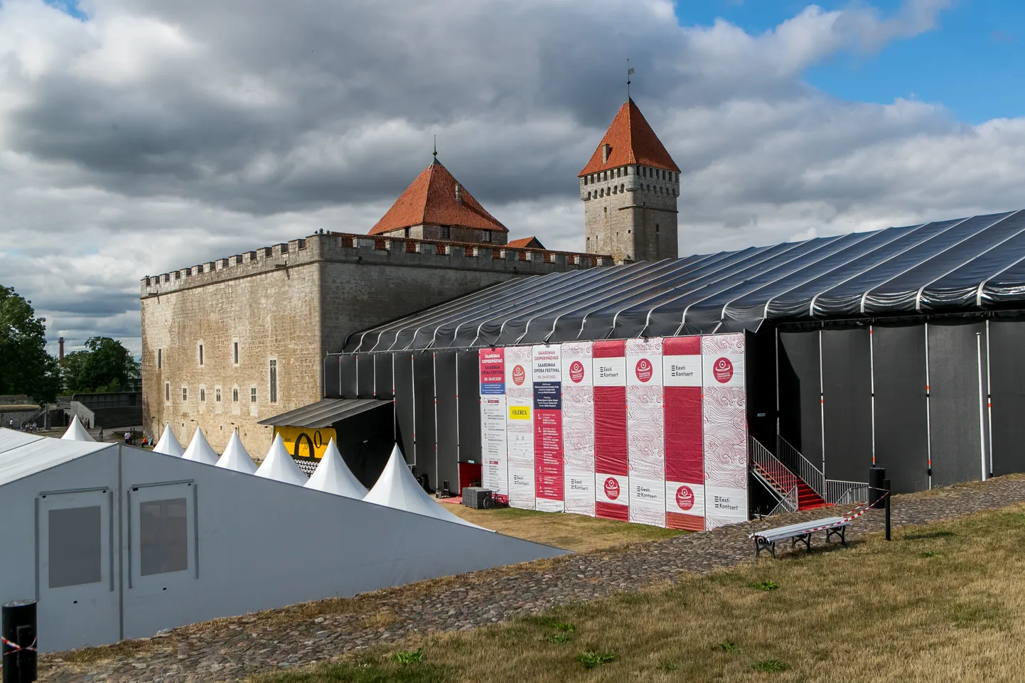 Ooperipäevade telk Kuressaare lossi hoovis