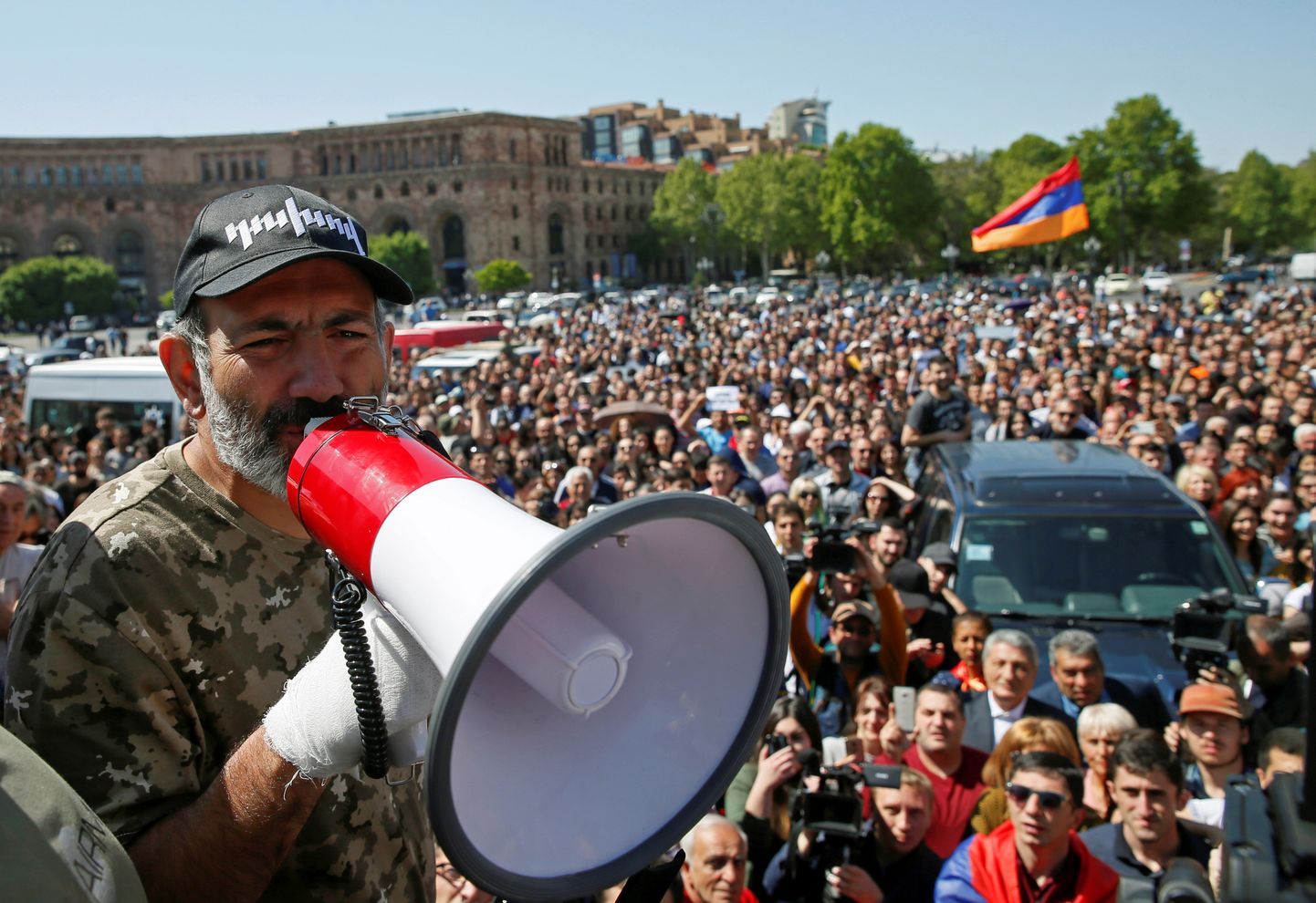 Nikol Pašinjan aktsioonis Jerevanis Vabariigi väljakul kõnet pidamas.