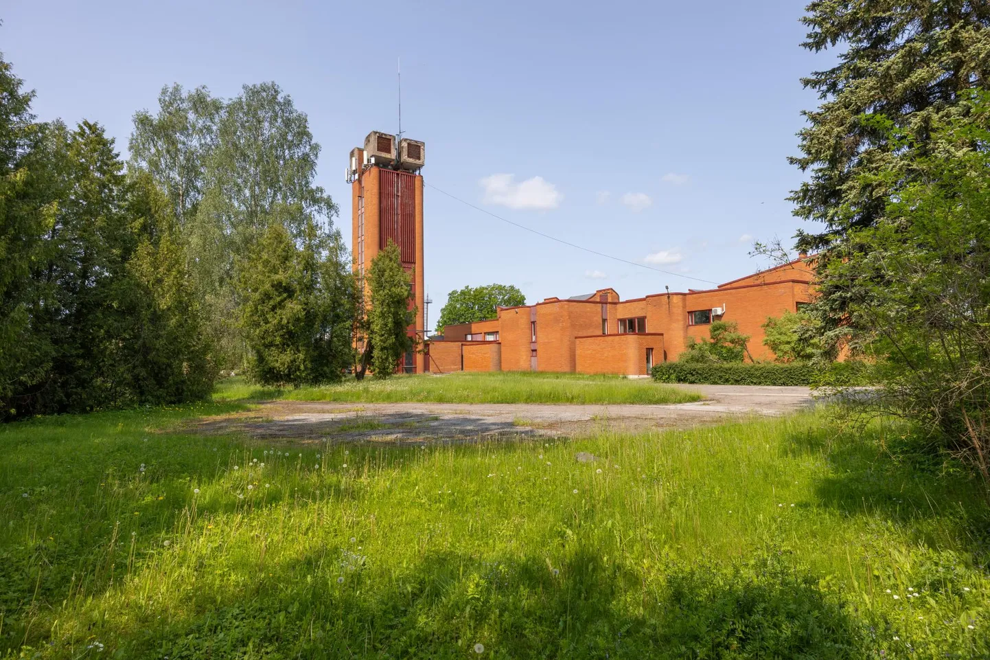 Vikatimeistri stuudio omanik Mario Karro korraldab laupäeval oma esimese niitmiskoolituse. Vikatiga hakatakse niitma Viljandi endise päästekomando hoovis.