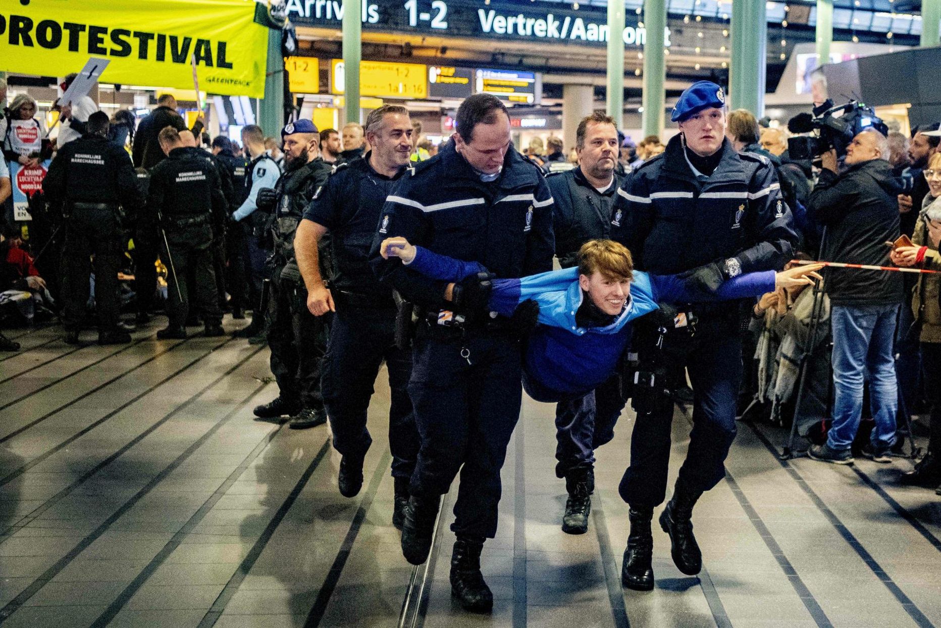 Hollandi politseinikud konvoeerivad kaks nädalat tagasi Amsterdamis Schipoli lennujaamas toimunud demonstratsioonil kinni peetud kliimaaktivisti.