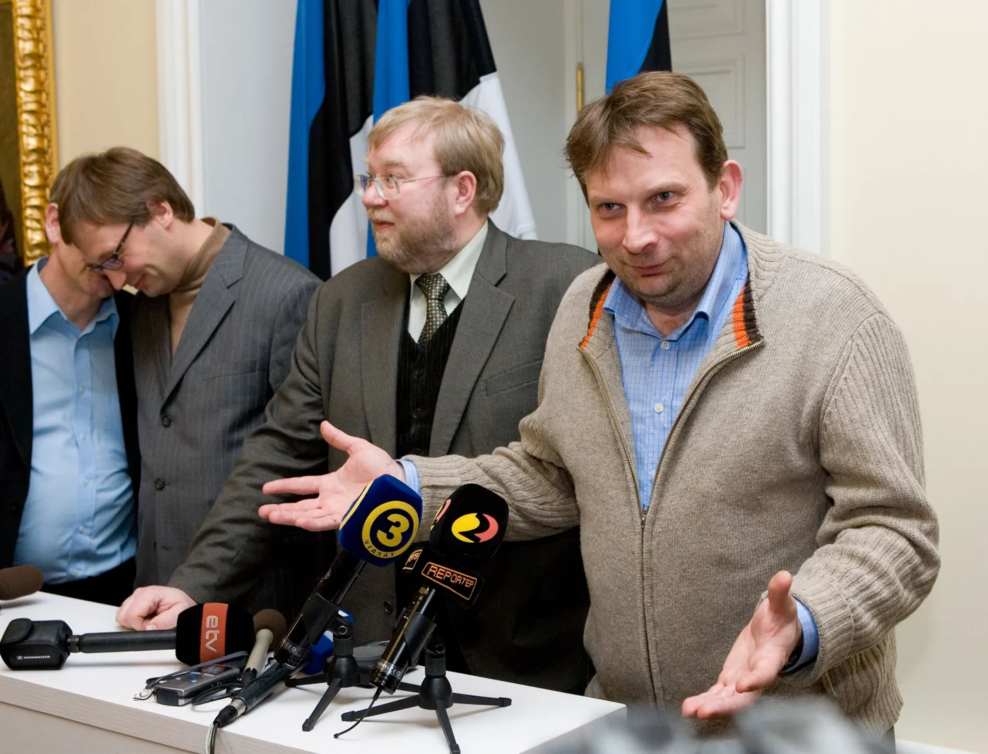 Hetk 2007. aasta koalitsioonikõneluste aegselt pressikonverentsilt, kus osales veel ka Eestimaa Roheliste juht Marek Strandberg (paremal).