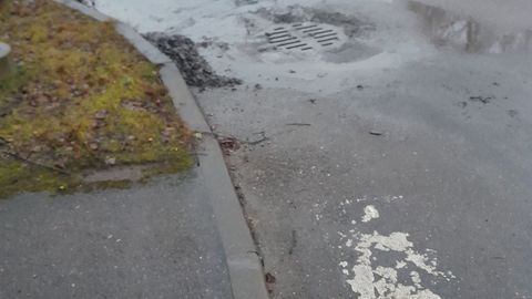 Kütusemahuti maandus Türil veoautolt tänavale ja hakkas lekkima