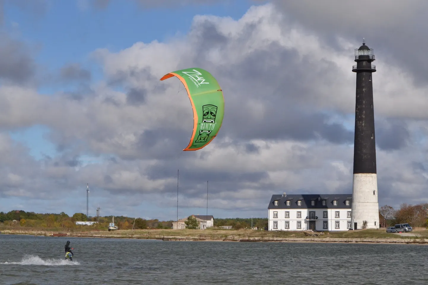 Saaremaa-Läti-Saaremaa lohesurfisõidust osavõtja Sõrve majaka taustal