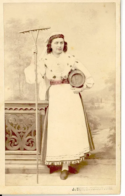 Johann(es) Daniel Behse foto Lydia Koidulast rahvariietes, 1867.
