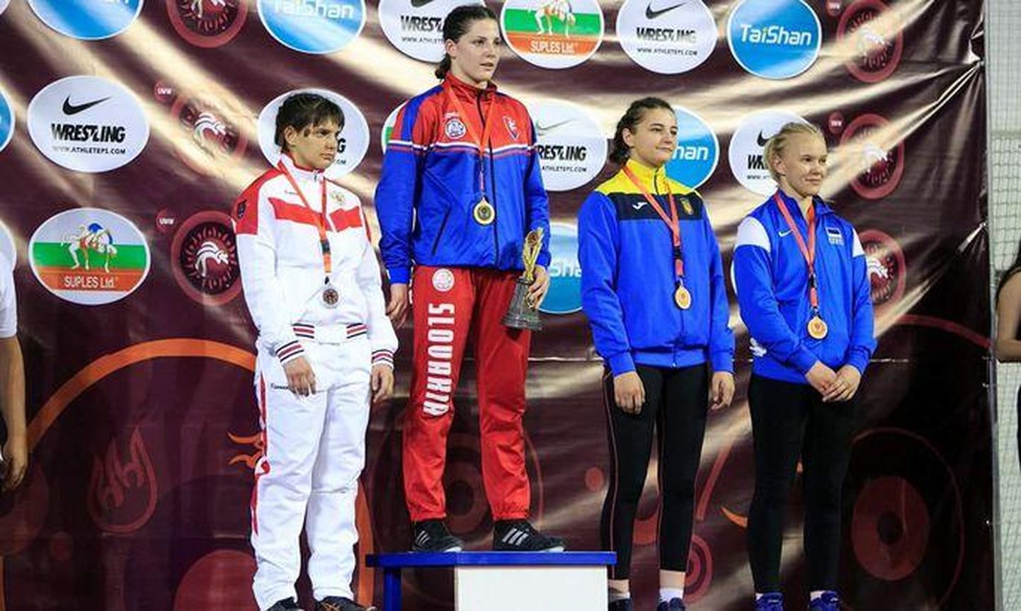 Marta Pajula (paremalt esimene) Euroopa meistrivõistlustel medalivõitjate autasustamisel.