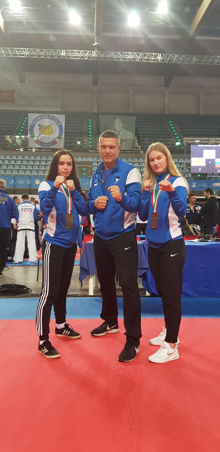 Pärnu taekwondo-klubis treeniv Kamilla Velikopolje võitis Itaalias Riminis Euroopa meistrivõistlustel kuldmedali, korrates sellega tunamullust saavutust. Anette Russ tõi Eesti koondisele kolmanda koha.