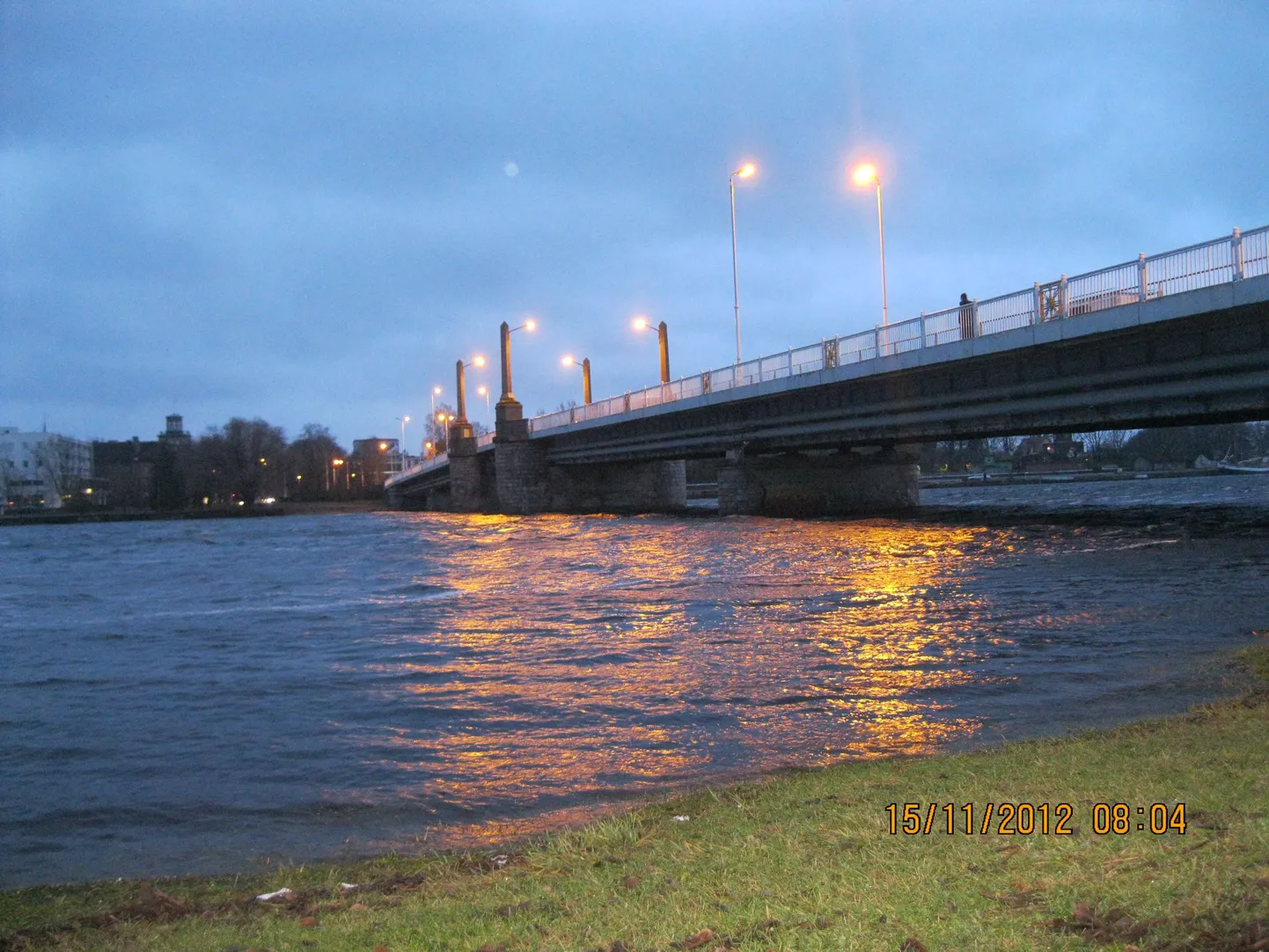 Hommik Pärnu jõel.