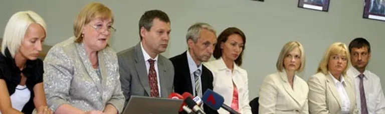 VID ģenerāldirektore Jezdakova (otrā no kreisās) ar galveno nodaļu vadītājiem - Muitas pārvaldes direktors Tālis Kravalis (trešais no kreisās).