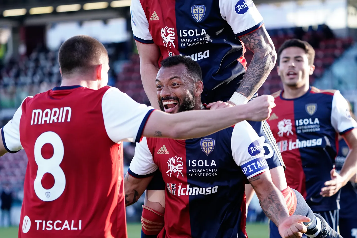 Cagliari mängijad tähistamas Sardiinia klubi kohtumise kolmandat väravat.