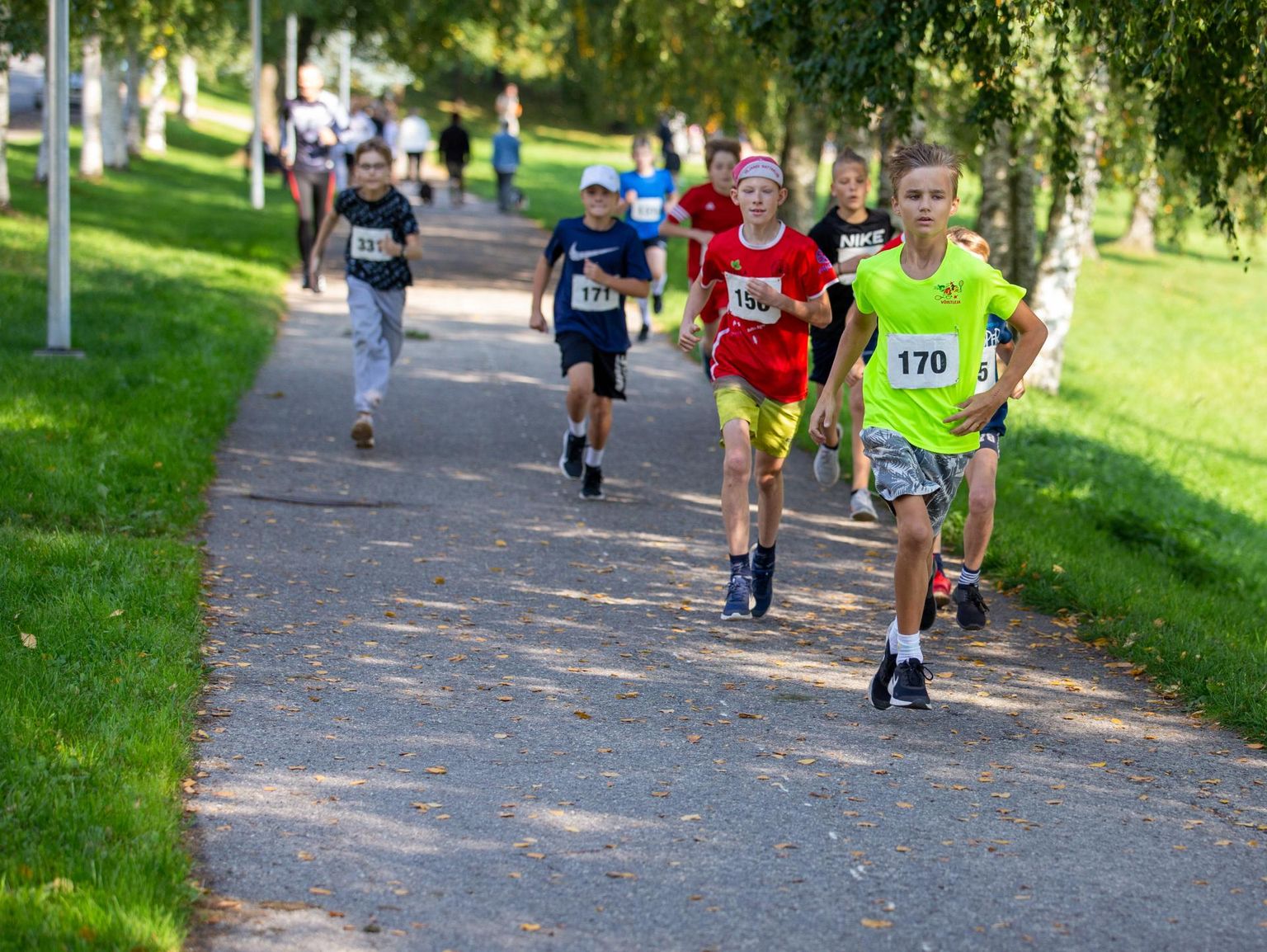 Laupäeval jooksid lapsed 74. korda ümber Paala järve. Pildil on esiplaanil Marken Varis (170), kes saavutas 12-aastaste poiste seas teise koha.