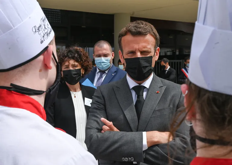 Prantsuse president Emmanuel Macron kohtus Tain-l'Hermitage'is ka kohalike õpilastega.