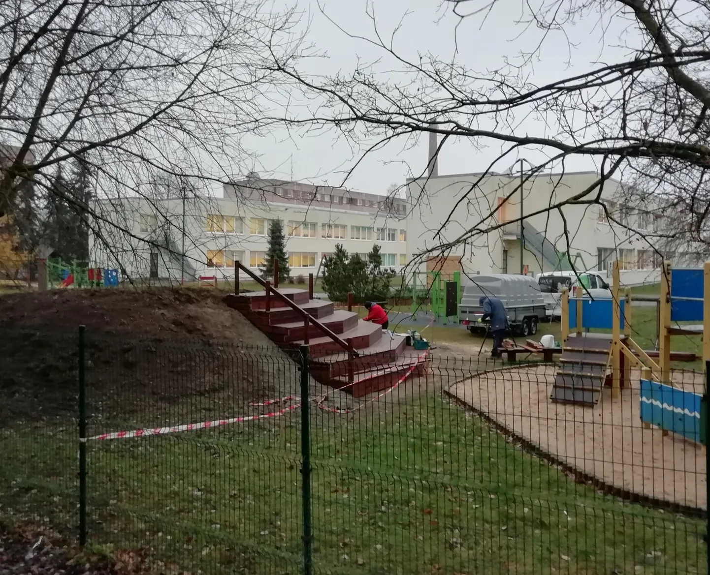 Rakvere linnas Kungla lasteaias käivad põnnid saavad järgmisel kevadel uuel terrassil õues õppida või linnulaulu kuulata.