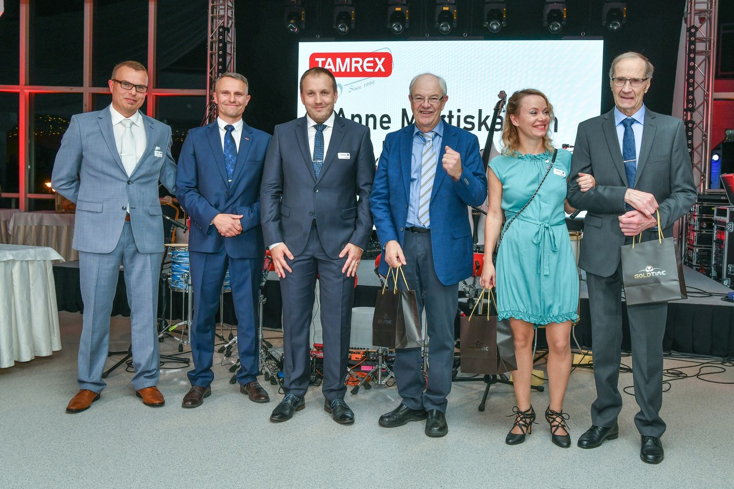 Tamrexi kauplustekett sai eestlastest omanikud: vasakult Harry Volke, Raul Volke ja Tambet Tamm. Fotol on ka endised omanikud, Henry Ray (paremalt kolmas) ning Anne Martiskainen ning Perrti Liuha.