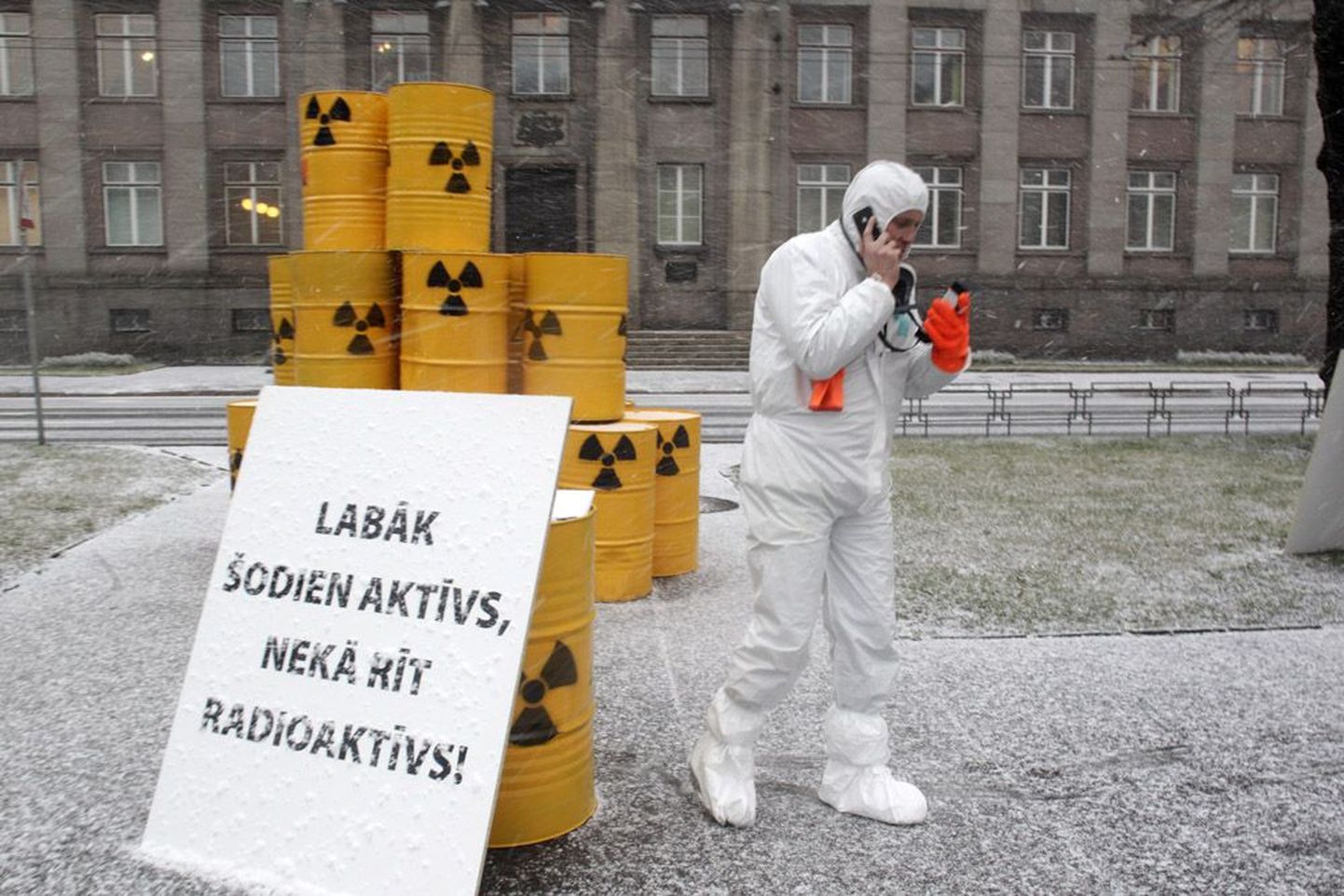 Läti keskkonnaaktivist aasta tagasi Riias protesteerimas Leetu uue tuumajaama rajamise vastu, sest Visaginas paikneb vaid kümmekond kilomeetrit Läti-Leedu piirist. Plakatil seisab kiri: «Parem olla täna aktiivne kui homme radioaktiivne!»