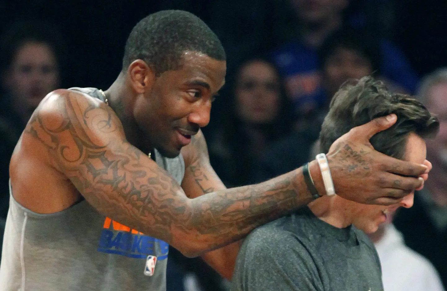 Amar'e Stoudemire (vasakul) endisele meeskonnakaaslasele Steve Nashile kolli tegemas.