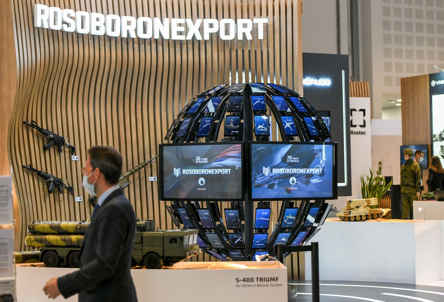Rosoboronekspordi stend rahvusvahelisel kaitsemessil Abu Dhabis, Araabia Ühendemiraatides 21. veebruaril 2021.