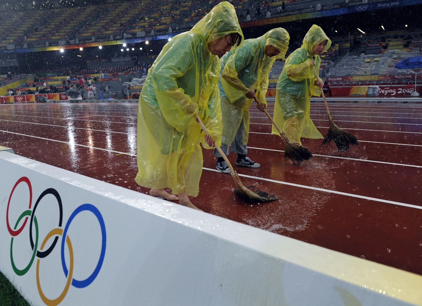 Pekingi olümpiastaadionil sajab tugevalt vihma.