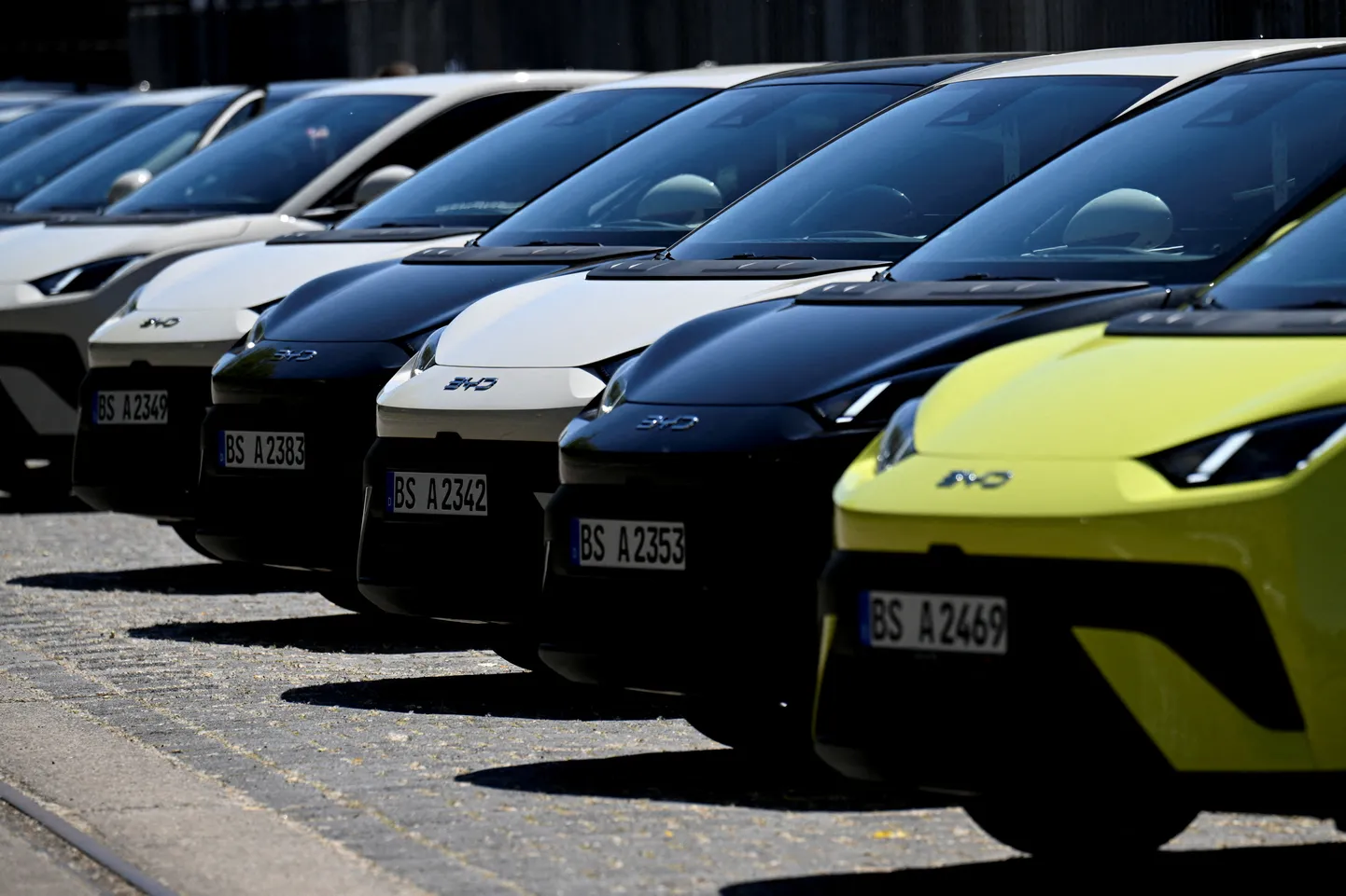 В апреле китайская компания BYD впервые обошла Tesla по продажам электромобилей на европейском рынке.