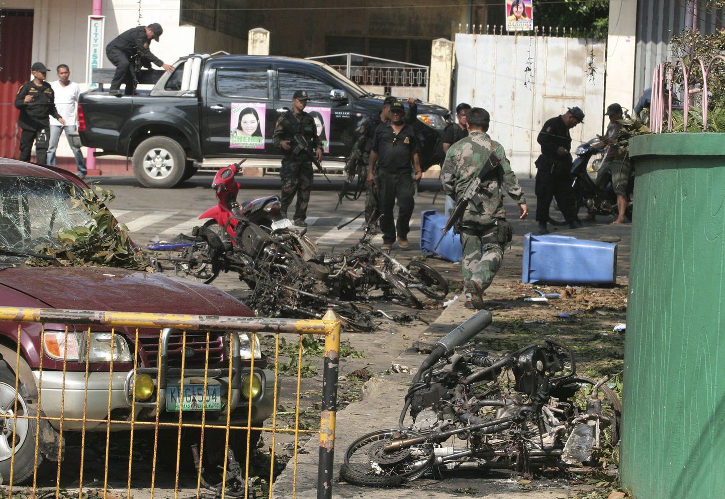 Filipiini politseinikud uurimas paika, kus lõhkes üks islamistide isetehtud pommidest.