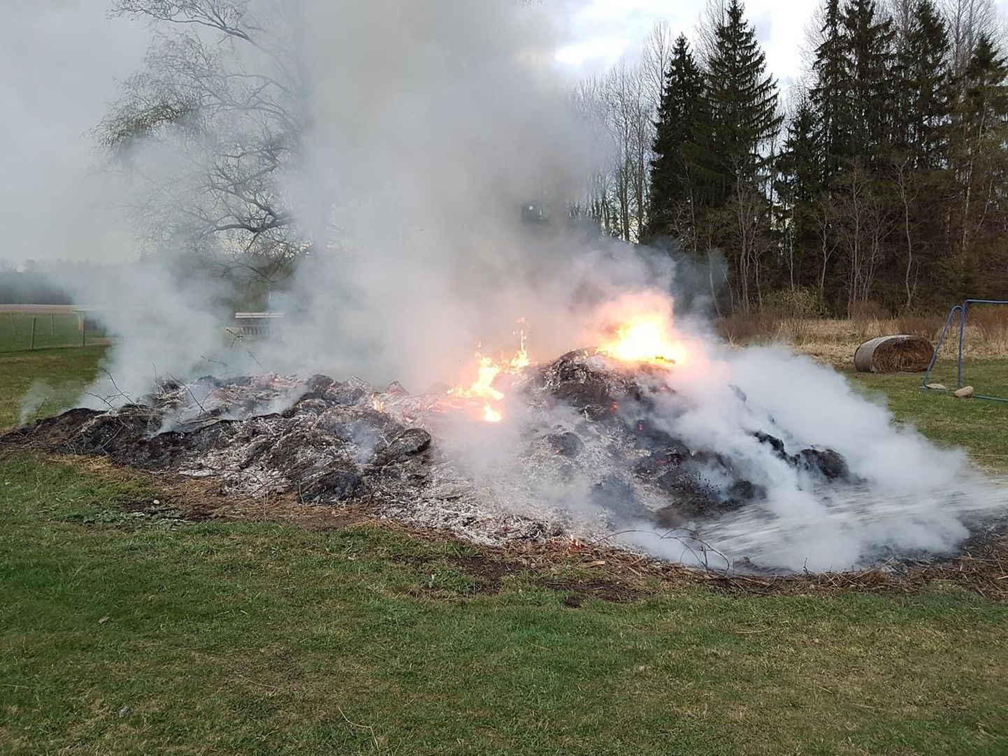 Antsla vallas Kassi külas põletati ohutusnõuetele ja jäätmekäitluseeskirjadele mittevastavalt lõkkes heinapalle ja puuprahti.
Päästeamet