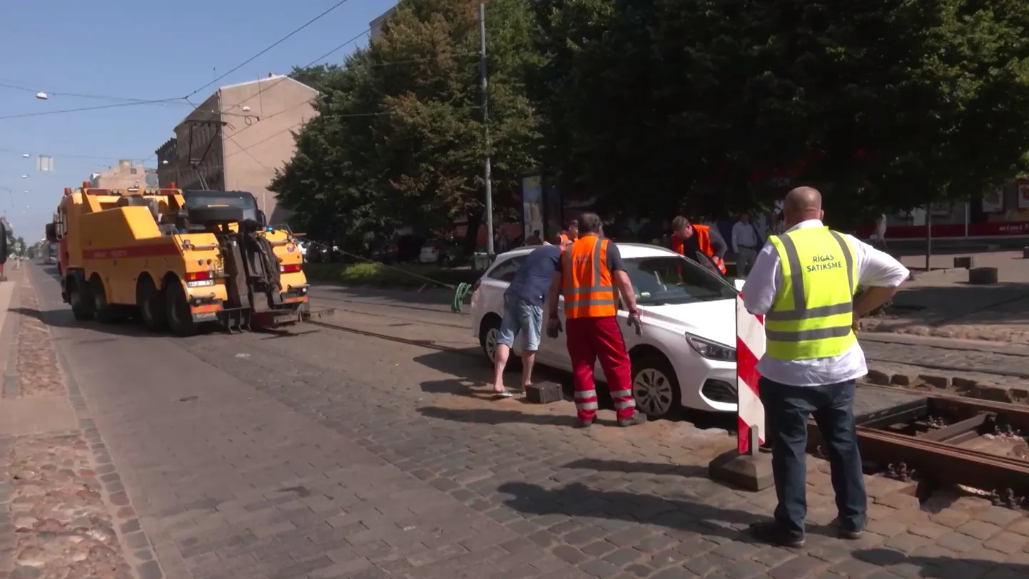Автомобиль в яме около торгового центра