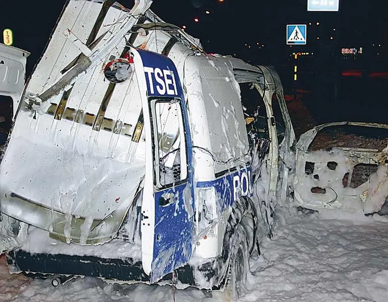 Все, что осталось от полицейского автобуса.