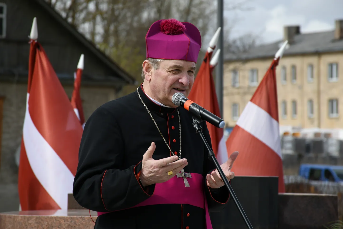 Romas katoļu Rīgas metropolijas Rēzeknes-Aglonas diecēzes bīskaps Jānis Bulis.