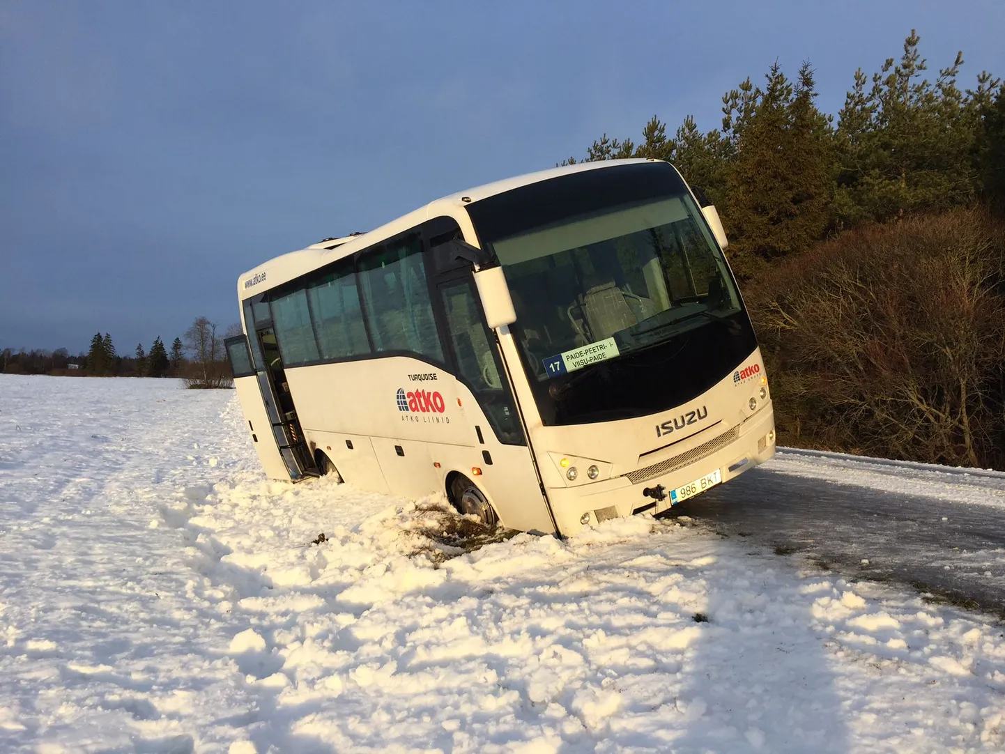 Järvamaal vajus kolm liinibussi libeduse tõttu kraavi. Õnnetused juhtusid Järvamaal Kareda vallas Peetri lähistel Ämbra ja Küti külas, kus lisaks bussidele ei püsinud teel ei piimaauto ega ka appi tulnud päästeauto. Lisaks vajus liinibuss samas piirkonnas Risti teele ka eile õhtul.