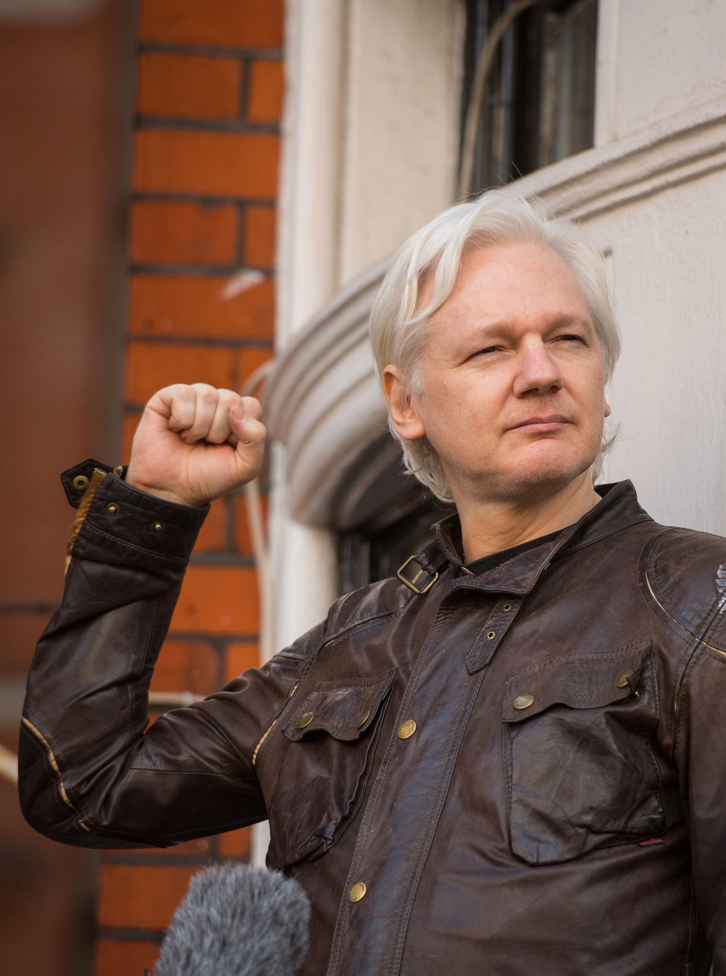 Julian Assange 2017 Ecuadori saatkonna rõdul