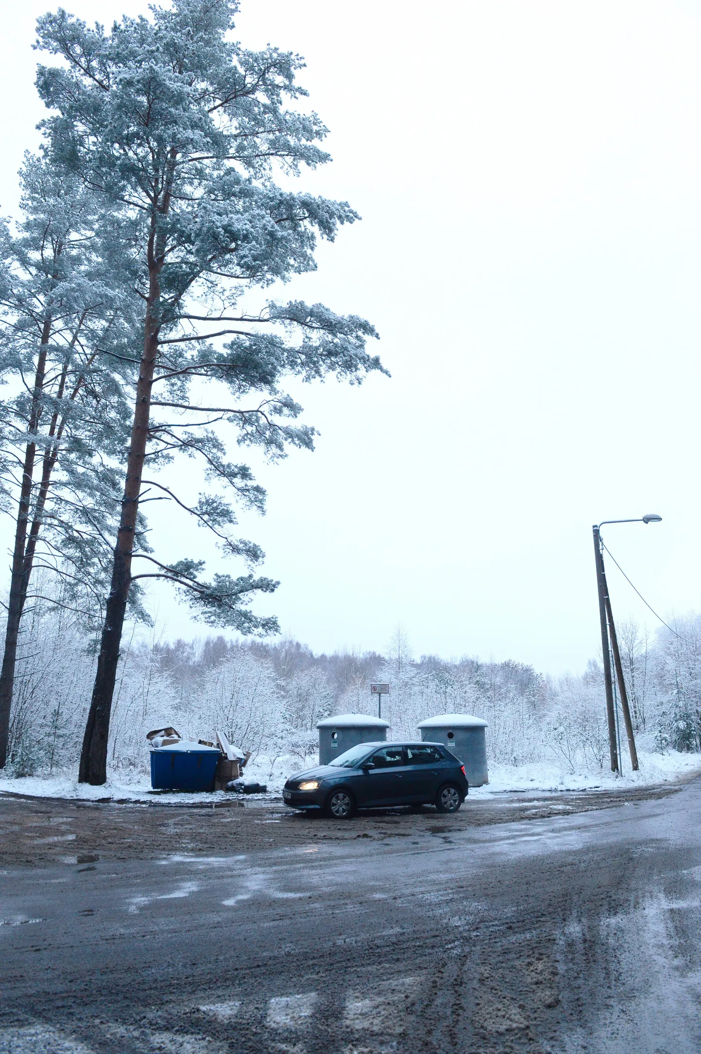 Auto ja prügikastide taga on ala, kuhu kavandatakse uusi hooneid.