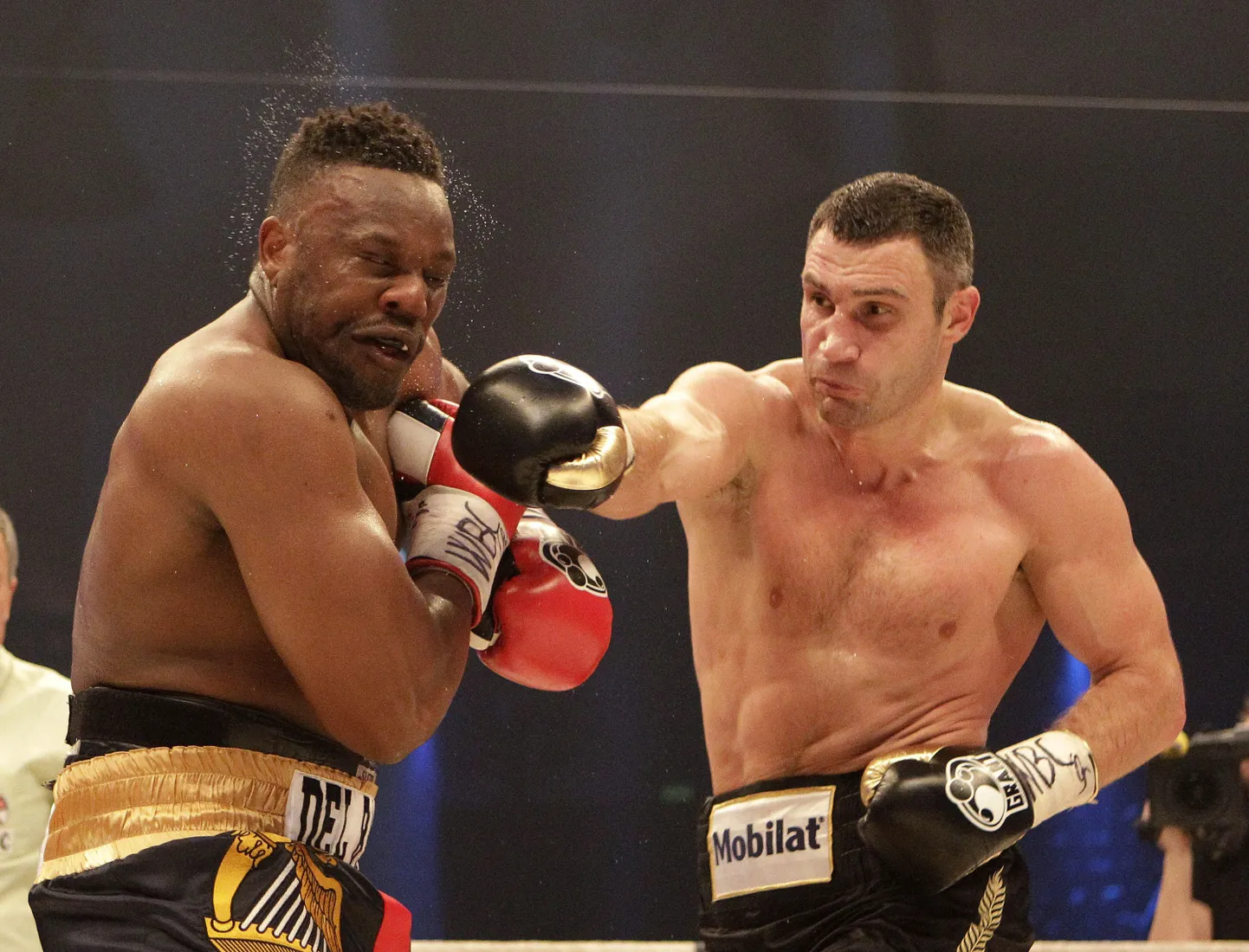 Dereck Chisora (vasakul) poksimas Vitali Klitškoga
